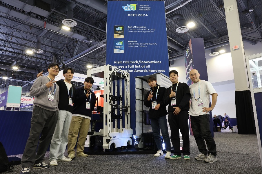 고레로보틱스 임직원이 미국 CES 2024 혁신상 수상 부스에서 기념촬영을 실시하고 있다.(2024.01)